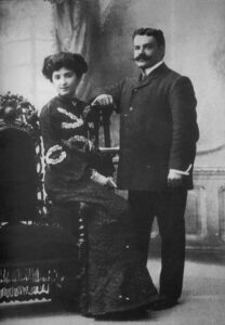 Էլիզ և Հովսեփ Արտինյաններ, Կ.Պոլիս, 1904թ ( աղբյուրը` http://www.genocide-museum.am/arm/photos/wed-27.jpg)